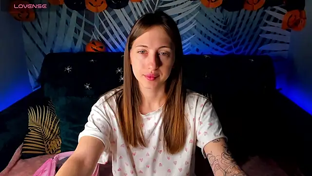 Snapshot of ChristyCrayme chatting on October 22, 2025, 11:48 pm ChristyCrayme online show from October 22, 2025, 11:48 pm