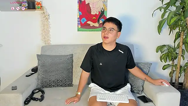 Snapshot of Young_Ben chatting on October 8, 2025, 12:30 am Young Ben online show from October 8, 2025, 12:30 am