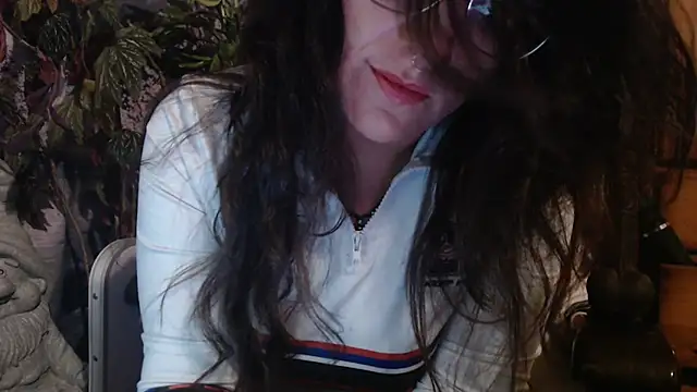 Snapshot of Maite4ever chatting on November 10, 2025, 9:47 pm Maite4ever online show from November 10, 2025, 9:47 pm