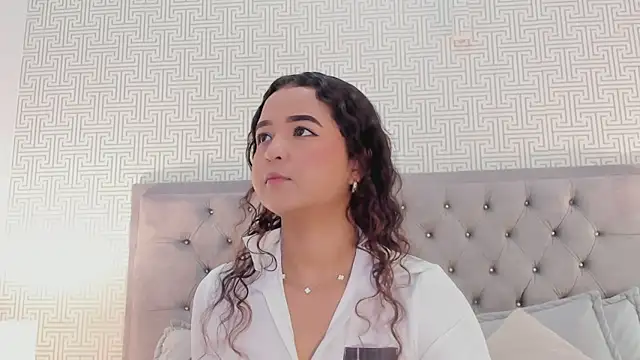 Evaa Lunna  online show from March 18, 2026, 8:12 pm