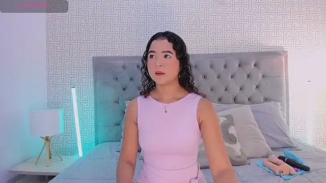 Evaa Lunna  online show from May 20, 2026, 8:26 pm