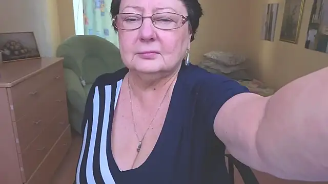 Snapshot of Margo_Moll chatting on December 15, 2025, 8:40 am Margo Moll online show from December 15, 2025, 8:40 am