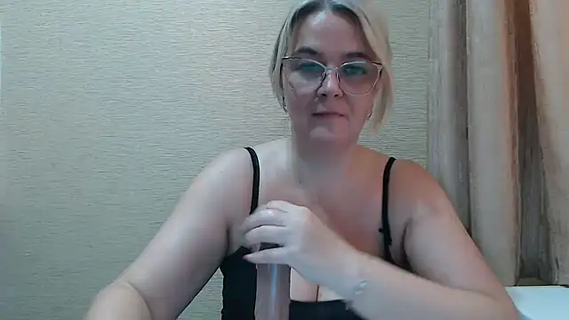 Snapshot of EleanoraDream chatting on June 16, 2026, 12:41 pm EleanoraDream online show from June 16, 2026, 12:41 pm