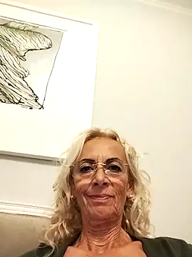 Snapshot of clarabell4 chatting on September 19, 2025, 8:42 pm clarabell4 online show from September 19, 2025, 8:42 pm