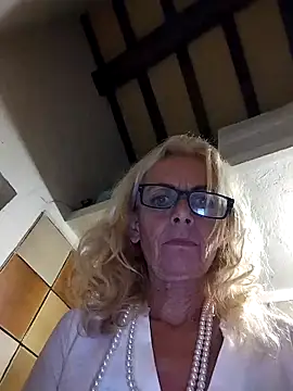 Snapshot of clarabell4 chatting on October 31, 2025, 9:38 pm clarabell4 online show from October 31, 2025, 9:38 pm