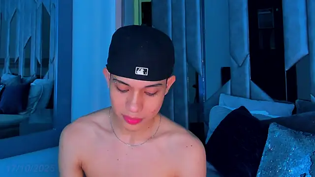 Sebax Young online show from October 17, 2025, 8:22 pm