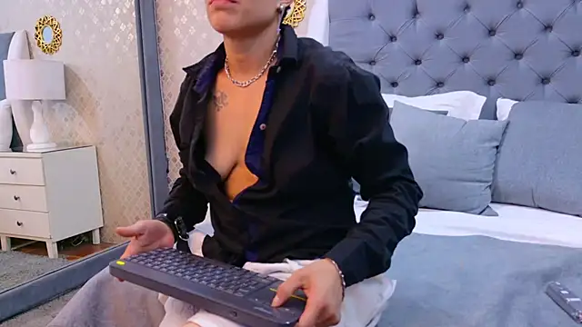 ZoeKrug online show from October 7, 2025, 4:15 pm