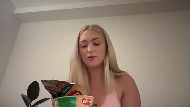 Snapshot of Kitty_Swetty chatting on December 15, 2025, 10:58 pm Kitty Swetty online show from December 15, 2025, 10:58 pm