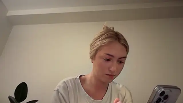 Snapshot of Kitty_Swetty chatting on December 17, 2025, 11:55 pm Kitty Swetty online show from December 17, 2025, 11:55 pm