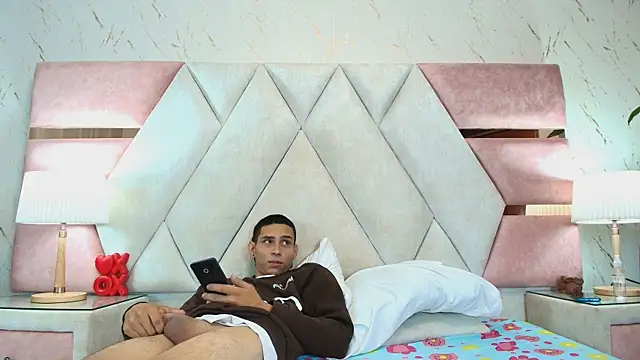 Snapshot of Zoelucas chatting on October 11, 2025, 11:42 am Zoelucas online show from October 11, 2025, 11:42 am