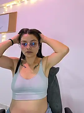 Coralinne   online show from May 19, 2026, 1:56 am