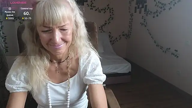 Snapshot of Laura_Gol chatting on October 24, 2025, 9:00 pm Laura Gol online show from October 24, 2025, 9:00 pm