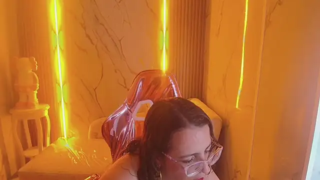 Snapshot of _Evoni_b chatting on October 8, 2025, 7:44 pm Evoni b online show from October 8, 2025, 7:44 pm