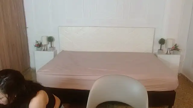 IvyShine7 online show from December 22, 2025, 7:00 pm