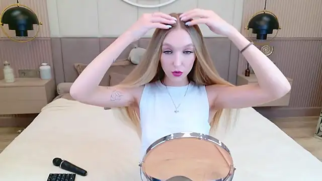 KellyBradford online show from September 13, 2025, 5:40 am