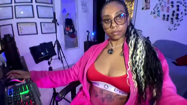 Snapshot of anasasuga chatting on September 19, 2025, 12:12 am anasasuga online show from September 19, 2025, 12:12 am