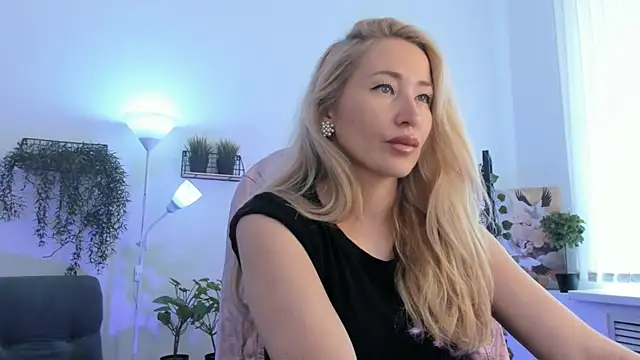 Snapshot of AstraMonroe chatting on April 30, 2026, 7:14 am AstraMonroe online show from April 30, 2026, 7:14 am