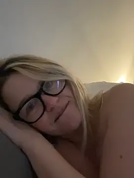 SuzieSub online show from February 5, 2026, 9:03 am