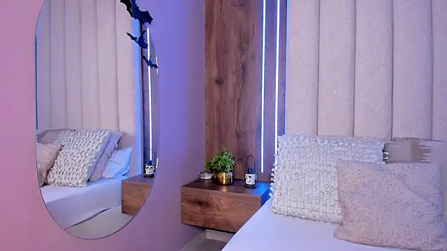 LucySalvatore  online show from October 20, 2025, 11:49 pm