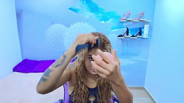 Snapshot of ESMERALDA-BLUE chatting on September 18, 2025, 8:55 pm ESMERALDA-BLUE online show from September 18, 2025, 8:55 pm