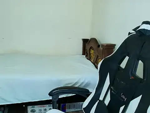 Snapshot of max_love255 chatting on October 26, 2025, 6:14 pm max love255 online show from October 26, 2025, 6:14 pm