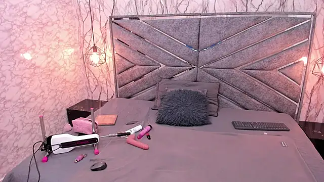 SASHA BROWNIE   online show from November 29, 2025, 8:01 pm