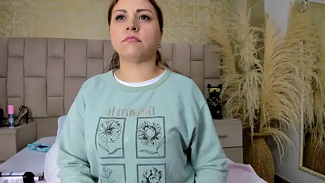 cloesummerr  online show from December 14, 2025, 12:10 pm