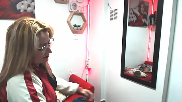 DIVAX MONSERRAT online show from November 16, 2025, 8:58 pm