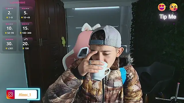 Snapshot of Aleecandrews chatting on October 16, 2025, 7:04 pm Aleecandrews online show from October 16, 2025, 7:04 pm