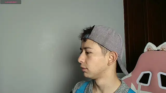 Snapshot of Aleecandrews chatting on October 17, 2025, 7:27 pm Aleecandrews online show from October 17, 2025, 7:27 pm