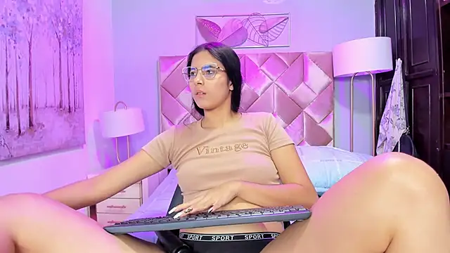 Snapshot of DanniaKross chatting on September 19, 2025, 4:36 am DanniaKross online show from September 19, 2025, 4:36 am