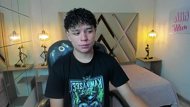 BenjaminBottonn online show from October 2, 2025, 7:21 pm