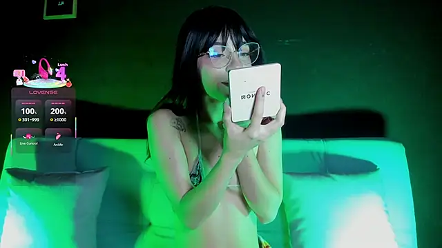 madiixwatson online show from October 9, 2025, 11:08 am