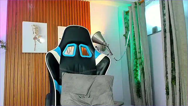 Snapshot of Evaa_18 chatting on September 9, 2025, 5:34 pm Evaa 18 online show from September 9, 2025, 5:34 pm