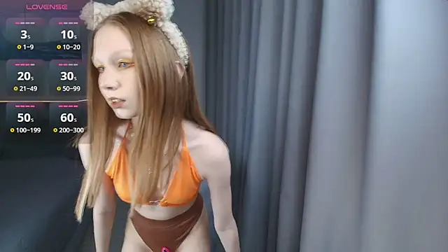 Snapshot of FoxyMira chatting on September 22, 2025, 1:24 pm FoxyMira online show from September 22, 2025, 1:24 pm