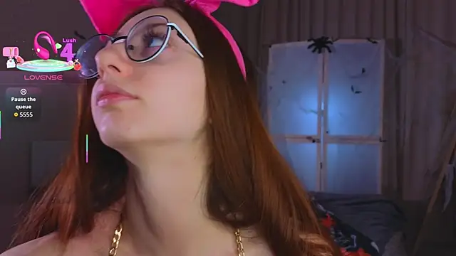 Snapshot of AvrilLeMell chatting on October 27, 2025, 10:14 pm AvrilLeMell online show from October 27, 2025, 10:14 pm