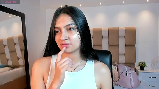 AidaJones online show from December 17, 2025, 11:38 am