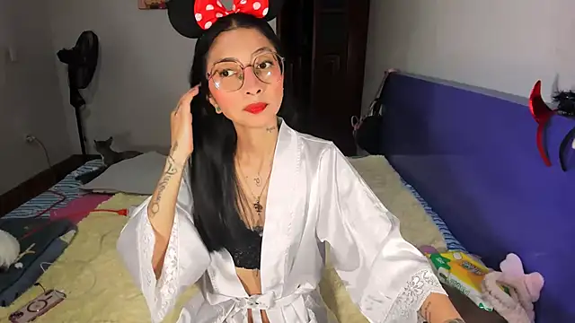 Anais lux online show from April 19, 2026, 11:51 pm