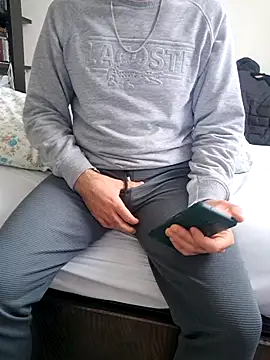 Snapshot of esmerkralkobra chatting on November 15, 2025, 10:01 am esmerkralkobra online show from November 15, 2025, 10:01 am