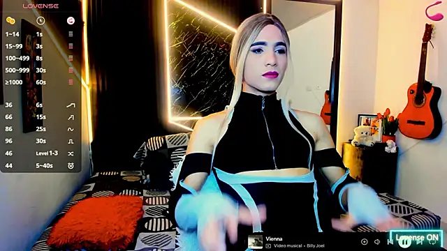 Issabella Davinci online show from March 9, 2026, 12:25 am