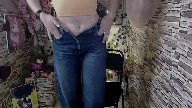 Amanda Bright  online show from October 8, 2025, 7:17 am