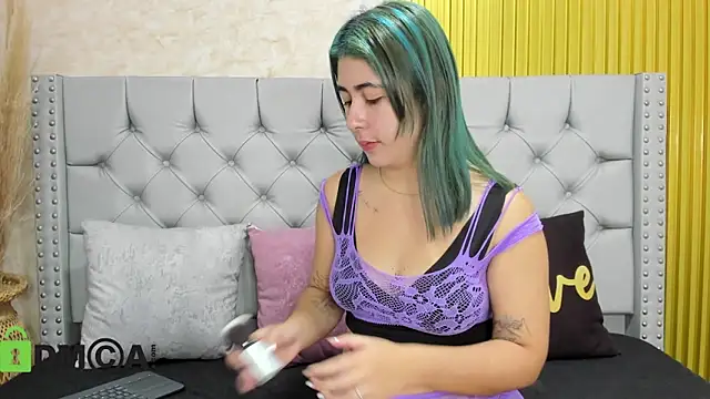 Skarlet 04 online show from December 18, 2025, 3:18 pm