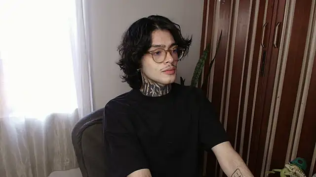 Snapshot of Mihail_leroy chatting on June 6, 2026, 10:25 pm Mihail leroy online show from June 6, 2026, 10:25 pm