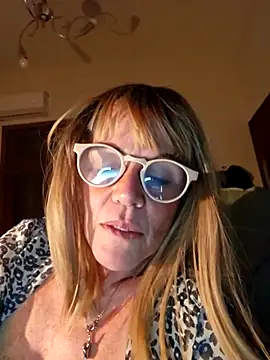 Snapshot of Polly23 chatting on October 21, 2025, 4:35 am Polly23 online show from October 21, 2025, 4:35 am