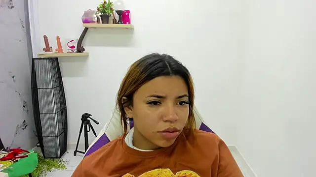 Snapshot of scarlett_enjoy1 chatting on November 2, 2025, 1:35 pm scarlett enjoy1 online show from November 2, 2025, 1:35 pm