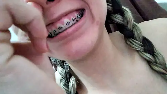 isabelly08ty online show from November 17, 2025, 6:35 pm