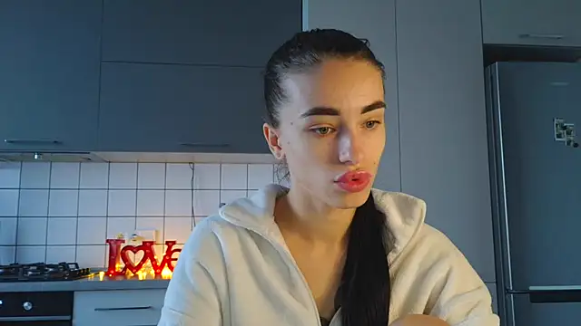 Snapshot of EvaMelnik chatting on September 19, 2025, 2:18 pm EvaMelnik online show from September 19, 2025, 2:18 pm