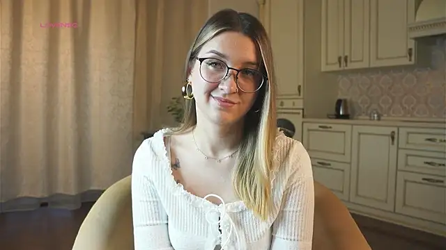 DarelleFaux online show from October 15, 2025, 3:17 am