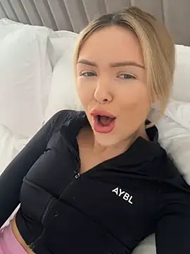 Snapshot of lolableux chatting on November 1, 2025, 1:35 pm lolableux online show from November 1, 2025, 1:35 pm