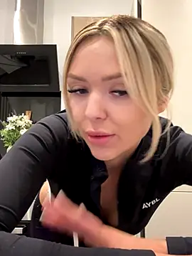 Snapshot of lolableux chatting on November 18, 2025, 5:17 pm lolableux online show from November 18, 2025, 5:17 pm